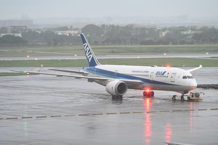 Cursă internaţională deviată spre Seattle după ce un pasager a încercat să deschidă uşile avionului în timpul zborului