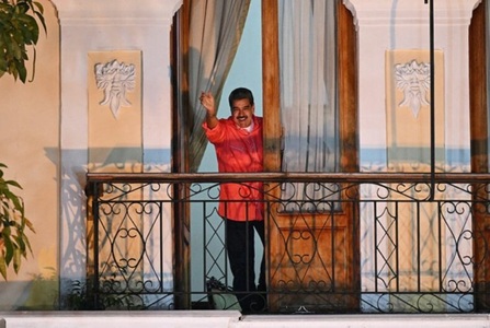 Maduro obţine o victorie zdrobitoare în alegerile legislative şi în 23 dintre cele 24 de state în alegerile regionale boicotate de opoziţie. Puterea suspendă zborurile din Columbia şi denunţă infiltrarea unor ”mercenari”