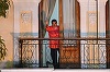 Maduro obţine o victorie zdrobitoare în alegerile legislative şi în 23 dintre cele 24 de state în alegerile regionale boicotate de opoziţie. Puterea suspendă zborurile din Columbia şi denunţă infiltrarea unor ”mercenari”