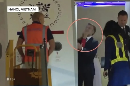 Palatul Élysée dezminte că Brigitte Macron l-a pălmuit pe Emmanuel Macron la coborârea din avion în Hanoi, la începutul unui turneu în Asia de Sud-Est, imagini surprinse de The Associated Press, şi evocă ”un moment de complicitate”