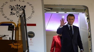 UPDATE: Emmanuel Macron dezminte orice ”scenă domestică” cu Brigitte Macron în avion la sosirea la Hanoi. ”Toate astea sunt nişte prostii”
