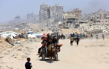 Cel puţin 52 de morţi în bombardamente israeliene în Gaza, inclusiv 33 de morţi, în principal copii în ”masacrul de la Şcoala Fahmi AlJarjawi" din oraşul Gaza. Directorul unei organizaţii umanitare înfiinţate de SUA să distribuie ajutoare demisionează