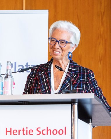 Euro ar putea deveni alternativa la dolar, afirmă şefa Băncii Centrale Europene. Orice rol sporit al euro trebuie să coincidă cu o putere militară mai mare, spune Christine Lagarde
