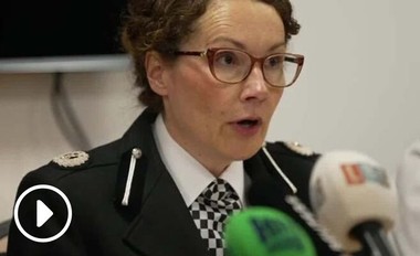 Poliţia exclude ipoteza teroristă în cazul bărbatului care a intrat cu maşina în mulţime la parada echipei FC Liverpool. Aproape 50 de persoane, între care patru copii, au fost rănite