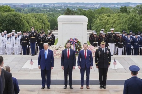 Trump îşi atacă de Memorial Day, la Arlington, opozanţii, nişte ”scursuri” şi ”minţi deformate” şi pe judecătorii care ”urăsc SUA”