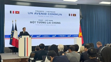 Macron îşi prezintă viziunea celei de-a treia căi studenţilor de la Hanoi. El propune regiunii Asia-Pacific, care se află în centrul confruntării între SUA şi China, ”să nu depindă” de Beijing şi de Washington şi să construiască ”un drum al libertăţii” şi ”suveranităţii”