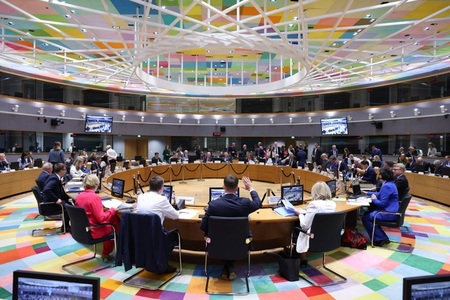 Spania cere din nou recunoaşterea limbilor bască, catalană şi galiciană, un subiect exploziv, UE o amână din cauza lipsei unui consens. Balticii se tem că rusa poate deveni limbă oficială. Consiliul UE avertizează cu privire la o modificare a tratatelor
