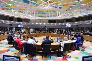 Spania cere din nou recunoaşterea limbilor bască, catalană şi galiciană, un subiect exploziv, UE o amână din cauza lipsei unui consens. Balticii se tem că rusa poate deveni limbă oficială. Consiliul UE avertizează cu privire la o modificare a tratatelor