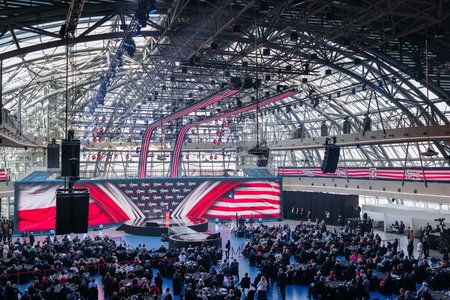 Europa este în criză şi are nevoie de Polonia pentru a o „trezi”, afirmă candidatul naţionalist la preşedinţie. Conservatorii americani s-au reunit pentru prima dată în Polonia şi pentru a doua oară în Europa