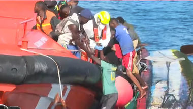 Cel puţin şapte morţi, după ce o ambarcaţiune cu imigranţi s-a răsturnat în timp ce era escortată într-un port din Insulele Canare