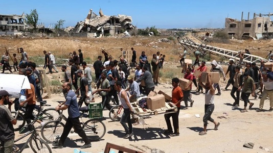 Cel puţin 44 de morţi în atacuri israeliene în Fâşia Gaza, 23 într-un singur atac vizând o locuinţă în Tabăra de Refugiaţi Al Bureij, anunţă Apărarea Civilă. Alte două persoane ucise prin împuşcare la Centrul american de ajutor pe axa Morag
