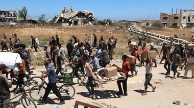 Cel puţin 44 de morţi în atacuri israeliene în Fâşia Gaza, 23 într-un singur atac vizând o locuinţă în Tabăra de Refugiaţi Al Bureij, anunţă Apărarea Civilă. Alte două persoane ucise prin împuşcare la Centrul american de ajutor pe axa Morag