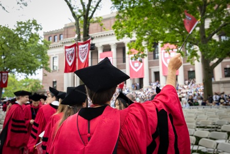Aflată sub ameninţarea sancţiunilor lui Trump, Universitatea Harvard acordă joi diplomele absolvenţilor 