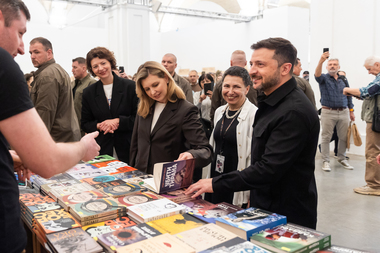 Zelenski şi soţia sa au plecat de la un târg de carte cu volumul intitulat „Ucideţi tiranul” - FOTO