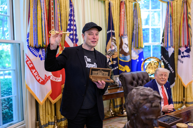Trump şi Musk oferă un spectacol de unitate într-o conferinţă de presă susţinută la plecarea şefului Tesla de la Casa Albă. Trump spune că Musk nu pleacă cu adevărat şi că se va întoarce des