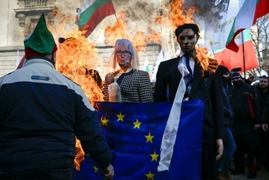 Jumătate dintre bulgari nu vor în zona euro, într-o ţară în care furia creşte, alimentată de manifestaţii ale naţionaliştilor şi dezinformare. ”Adoptarea euro ar însemna îmbacarea pe titanic”