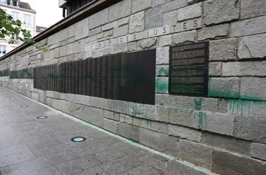 Memorialul Holocaustului, două sinagogi şi un restaurant din centrul Parisului,, stropite cu vopsea verde