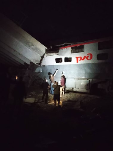 Rusia: Cel puţin şapte morţi în urma prăbuşirii unui pod peste un tren