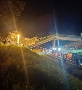 Autorităţile anunţă că două poduri s-au prăbuşit în sud-vestul Rusiei, provocând deraieri de trenuri. Cel puţin şapte persoane au murit, iar 66 au fost rănite