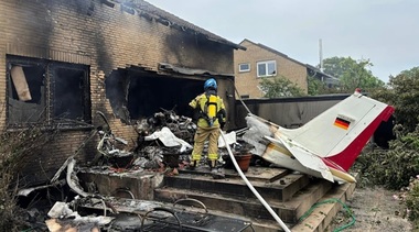Doi morţi în estul Germaniei, într-un accident de avion uşor, pilotat de o femeie în vârstă de 71 de ani, la Kleinenbroich, în apropiere de Düsseldorf. Avionul a lovit un imobil locuit, a avariat acoperişul şi a declanşat un incendiu