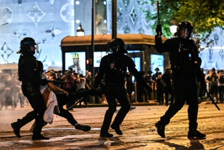 UPDATE- Doi morţi la sărbătorirea victoriei PSG în Liga Campionilor, un minor de 17 ani, înjunghiat mortal la Dax, în sud-vestul Franţei, şi un bărbat pe scuter, lovit de o maşină la Paris