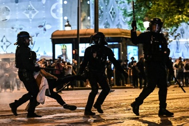 UPDATE- Doi morţi la sărbătorirea victoriei PSG în Liga Campionilor, un minor de 17 ani, înjunghiat mortal la Dax, în sud-vestul Franţei, şi un bărbat pe scuter, lovit de o maşină la Paris