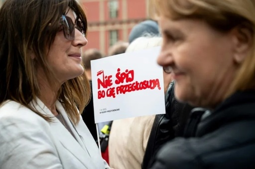 Polonezii se pronunţă în alegerile prezidenţiale cruciale extrem de strânse în Polonia asupra rolului ţării în Europa, asupra dreptului la avort şi lesbienelor, gay-ilor, bisexualilor şi transsexualilor, într-un un ”adevărat şoc al civilizaţiilor”