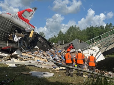 Comitetul rus de anchetă anunţă că anchetează prăbuşirea podurilor în Briansk şi Kursk ca ”acte teroriste”. Putin, supraveghează îndeaproape situaţia. ”Accidentul unui tren de călători în regiunea Briansk arată natura teroristă a regimului de la Kiev”, afirmă un oficial rus
