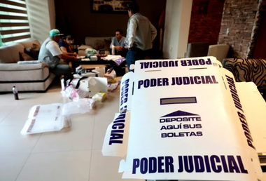 Mexicanii îşi aleg toţi judecătorii, inclusiv la Curtea Supremă, într-un scrutin unic în lume, o premieră mondială. 881 de posturi în joc la nivel federal, aproximativ 1.700 de judecători urmează să fie aleşi în 19 dintre cele 32 de state