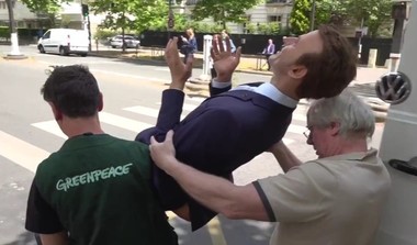 Statuia de ceară a lui Emmanuel Macron a fost furată din Muzeul Grévin şi depusă în faţa Ambasadei Rusiei - VIDEO
