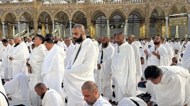 Mii de pelerini la Meca, la ritul ”tawaf”, plimbarea în jurul Kaaba, la Marea Moschee, înaintea începerii hajj-ului. Măsuri, înainte ca temperatura atmosferică să depăşească 40°C săptămâna aceasta