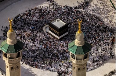 Mii de pelerini la Meca, la ritul ”tawaf”, plimbarea în jurul Kaaba, la Marea Moschee, înaintea începerii hajj-ului. Măsuri, înainte ca temperatura atmosferică să depăşească 40°C săptămâna aceasta 