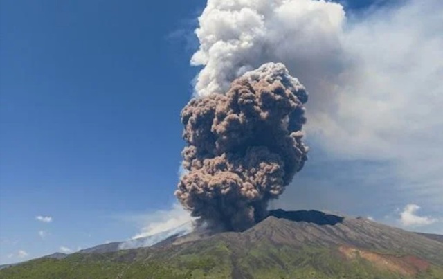 O coloană uriaşă de cenuşă, gaze şi roci ţâşneşte din Etna, la 6,5 kilometri în atmosferă, după surparea unei părţi a craterului, anunţă autorităţile italiene, care apreciază că nu reprezintă un ”pericol” la adresa turiştilor. Aeroportul Catania, operaţional