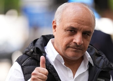 Un cetăţean turc, Hamit Coskun, condamnat la plata unei amenzi, la Londra, după ce a ars un Coran în faţa Consulatului Turciei şi a strigat ”Fuck islam” şi ”Islamul este religia terorismului”. Se declară ateu şi spune că a criticat ”Guvernul islamist” al lui Erdogan