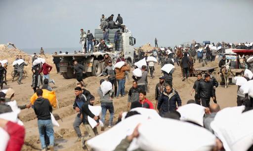 Cel puţin 27 de palestinieni au fost ucişi de armata israeliană în apropierea unui centru de ajutor din Gaza. Se întâmplă pentru a treia zi consecutiv. Haosul afectează operaţiuni de ajutor umanitar controversate lansate de o fundaţie americană