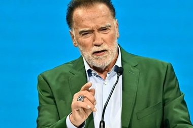 Schwarzenegger le dă peste cap rutina călătorilor cu transportul în comun din Viena