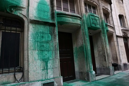 Trei suspecţi, bărbaţi sârbi, arestaţi  în legătură cu stropirea cu vopsea verde a cinci locuri evreieşti la Paris