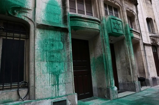 Trei suspecţi, bărbaţi sârbi, arestaţi  în legătură cu stropirea cu vopsea verde a cinci locuri evreieşti la Paris