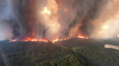 Fumul incendiilor din Canada a ajuns în Europa până în Grecia şi Franţa, fără să prezinte un pericol la adresa populaţiei, anunţă Copernicus. Incendii vaste de pădure fac ravagii în estul Rusiei, la est de lacul Baical, cu emisii de ”35 de megatone de carbon” în atmosferă