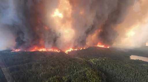 Fumul incendiilor din Canada a ajuns în Europa până în Grecia şi Franţa, fără să prezinte un pericol la adresa populaţiei, anunţă Copernicus. Incendii vaste de pădure fac ravagii în estul Rusiei, la est de lacul Baical, cu emisii de ”35 de megatone de carbon” în atmosferă 