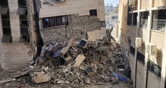 Cel puţin 12 morţi, inclusiv copii şi femei, într-un atac israelian la Şcoala Al-Hinnawi, în sudul Fâşiei Gaza, care găzduieşte deplasaţi. Fundaţia Umanitară din Gaza îşi închide toate centrele, după o serie de atacuri israeliene, ”în vederea unor lucrări