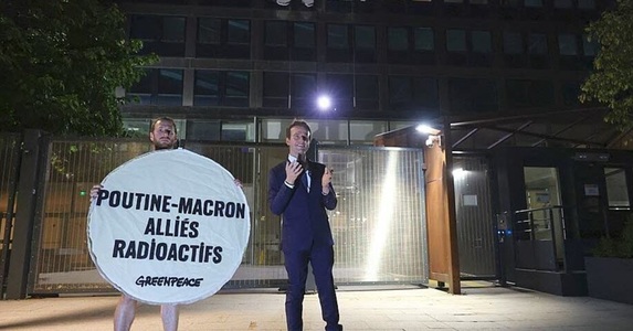 Doi activişti Greenpeace, inculpaţi cu privire la furtul statuii lui Macron de la Muzeul Grévin, expusă în faţa sediului Ambasadei Rusiei la Paris şi restituită la sediul EDF cu o pancartă care proclama ”Putin-Macron aliaţi radioactivi”