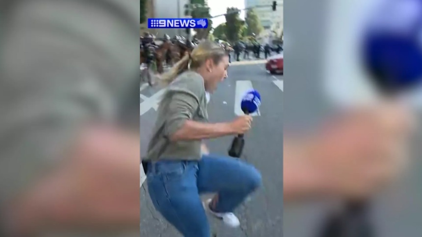 O jurnalistă australiancă, împuşcată cu un glonţ de cauciuc în picior în direct, la Los Angeles, în timpul manifestaţiilor împotriva politicii migraţiei a lui Trump 
