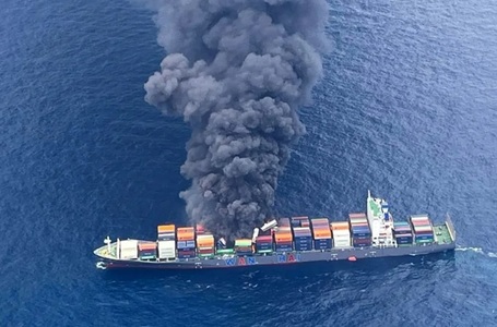 Un portcontainer sub pavilionul Singapore, MV Wan Hai 503, ia foc în largul Indiei. 18 dintre cei 22 de membri ai echipajului, evaluaţi