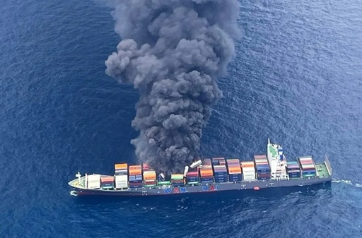 Un portcontainer sub pavilionul Singapore, MV Wan Hai 503, ia foc în largul Indiei. 18 dintre cei 22 de membri ai echipajului, evaluaţi