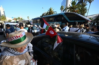 O caravană, ”Soumoud” (”Rezistenţă”), de sute de persoane, în principal tunisieni, pleacă din Tunisia cu autocare către Rafah, pentru a ”sparge blocada israeliană” la sfârşitul săptămânii
