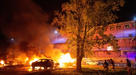 Cel puţin un mort şi patru răniţi la Odesa şi cel puţin patru răniţi la Kiev în atacuri ruseşti ”masive”. O maternitate atinsă la Odesa. Incendii la Kiev şi Odesa. Iermak acuză Rusia că ”minte” şi cere sancţiuni şi armament