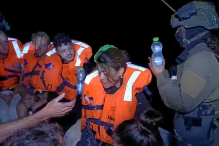 Un activist propalestinian francez acceptă să fie expulzat din Israel, Greta Thunberg în drum spre Franţa, după ce cei 12 activişti de pe Madleen sunt aduşi de armata israeliană la Ashdod şi transferaţi la Tel Aviv