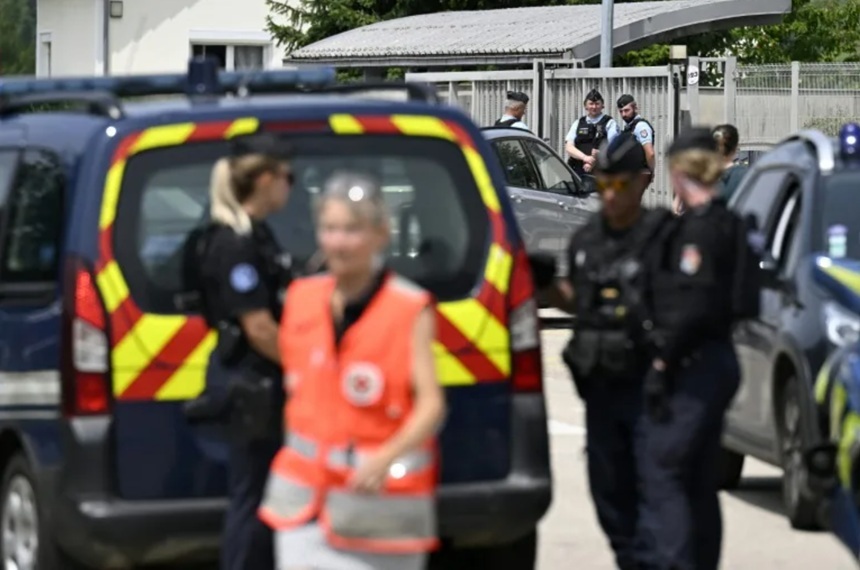O supraveghetoare ucisă prin înjunghiere la un colegiu în nord-vestul Franţei, de un elev în vârstă de 14 ani, la un control al rucsacurilor, arestat. Macron deplânge ”un val de violenţă fără sens”