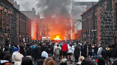 Revolte violente în Irlanda de Nord după o manifestaţie paşnică stârnită de cazul a doi minori români care ar fi agresat sexual o fată. 15 poliţişti au fost răniţi în confruntări cu protestatari mascaţi 